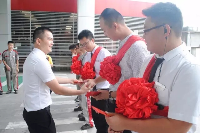 （銷(xiāo)售經(jīng)理為銷(xiāo)售部?jī)?yōu)秀員工頒獎(jiǎng)）