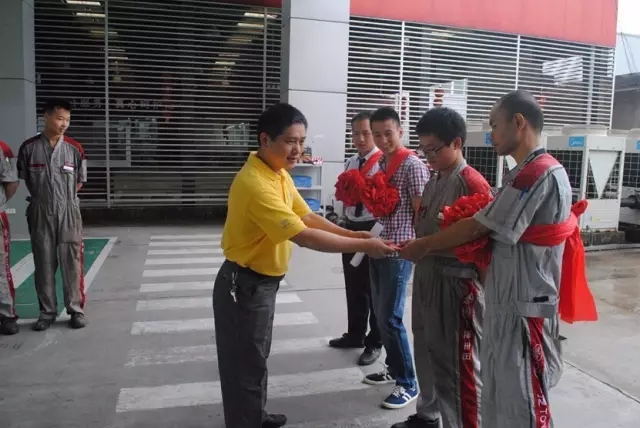 (售后經(jīng)理為售后服務(wù)部?jī)?yōu)秀員工頒獎(jiǎng)) (售后經(jīng)理為售后服務(wù)部?jī)?yōu)秀員工頒獎(jiǎng))