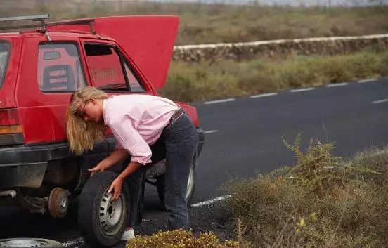 汽車爆胎怎么辦？你應(yīng)該知道的換胎知識！