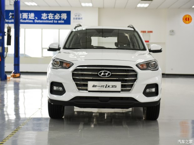 車尾部采用了分層式的設(shè)計(jì)，特別是碩大的裝飾板同樣營造出“硬派”的感覺，此外隱藏式的排氣管使尾部看起來很飽滿。