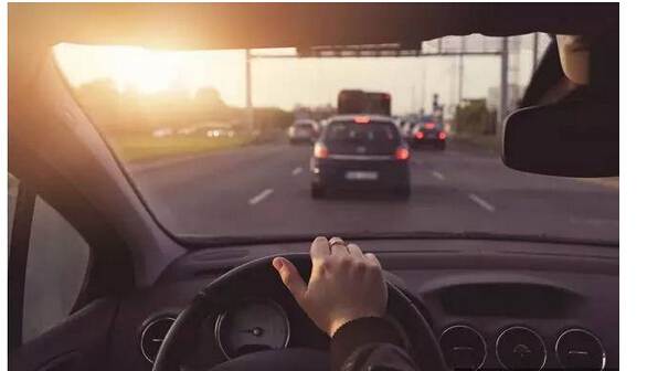 假如你開車時(shí)爆胎了，你知道該怎么打方向盤嗎？多學(xué)點(diǎn) 沒壞處！