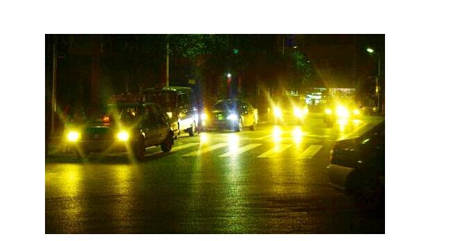 夜晚開車，小心穿了隱身衣的黑衣女子，會(huì)吃人！