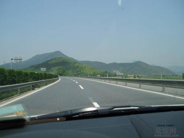 高速上前方出現(xiàn)一塊石頭，你會(huì)怎么做？