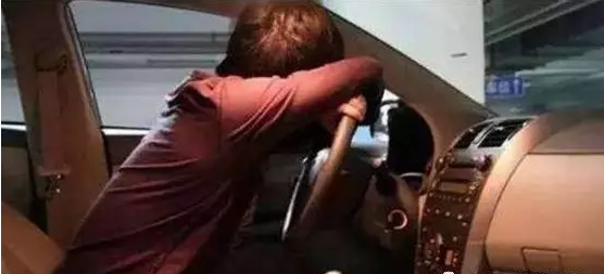 為什么很多人喜歡獨自坐在車里發(fā)呆？