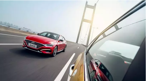 【安全駕駛】冬季開(kāi)窗除霧冷颼颼，車窗起霧如何破？