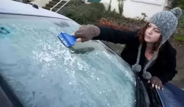 汽車玻璃結(jié)冰怎么辦，簡單處理有妙招