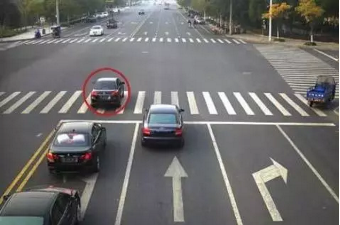 交警提醒：這五種闖紅燈不再扣分罰款，第三種還要表彰！